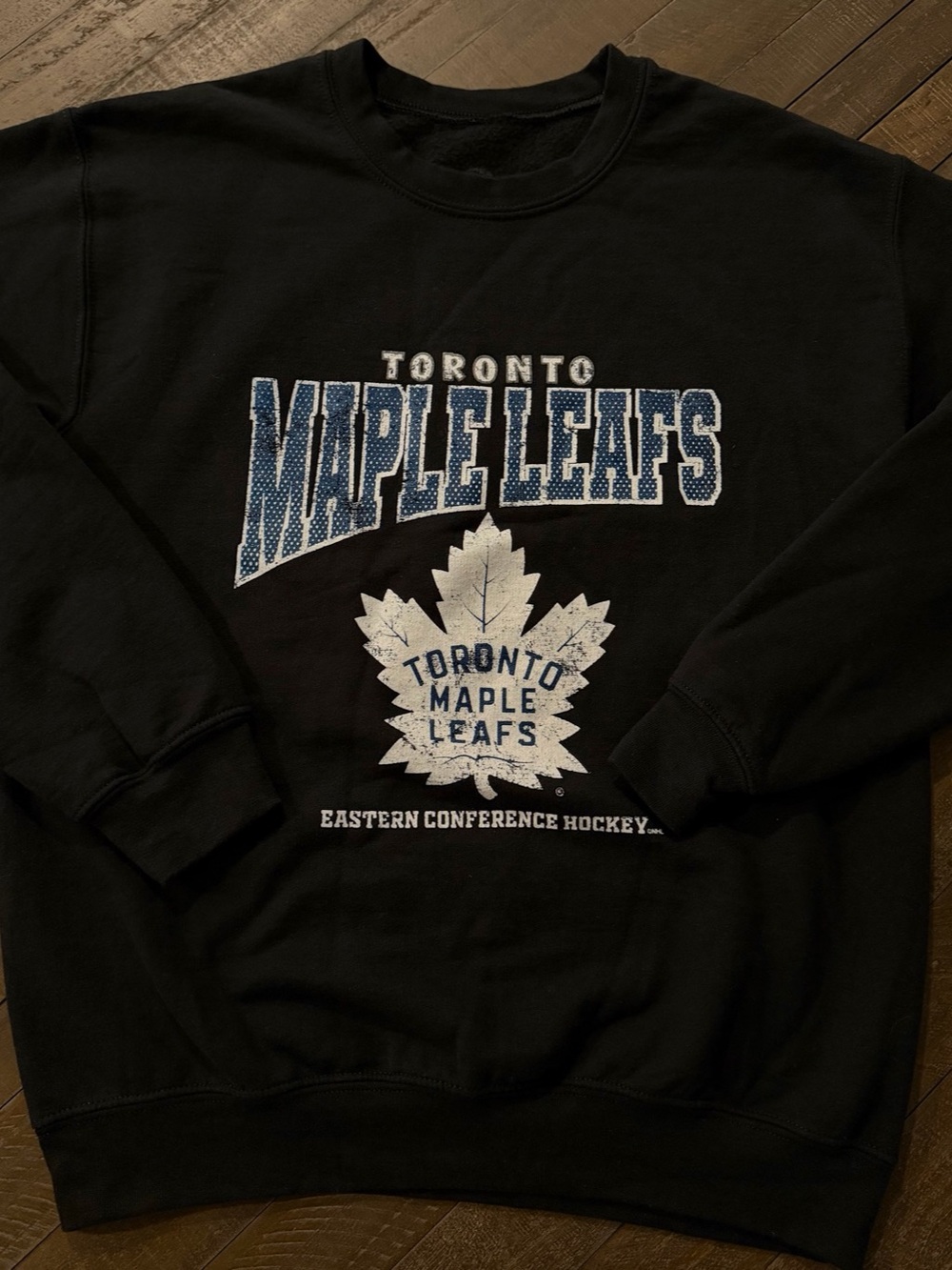 Toronto Maple Leafs NHL Distressed Graphic Crewneck Sweatshirt – Size Small